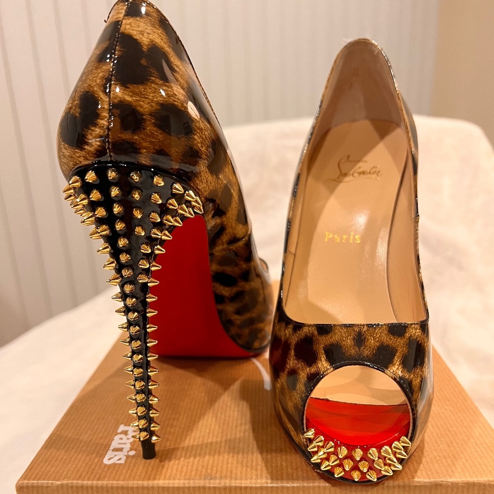 LEOPARD LOUBOUTINS ! "Very Prive 120" Patent Peep Toe Pumps w/Gold Spikes- Sz 39